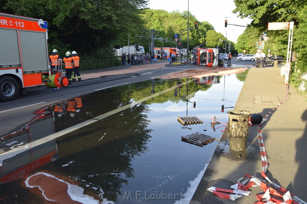 TLF 4 umgestuerzt Koeln Bocklemuend Ollenhauer Ring Militaerringstr P078.JPG - Miklos Laubert